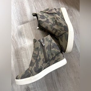 Height heel camo zip up boots